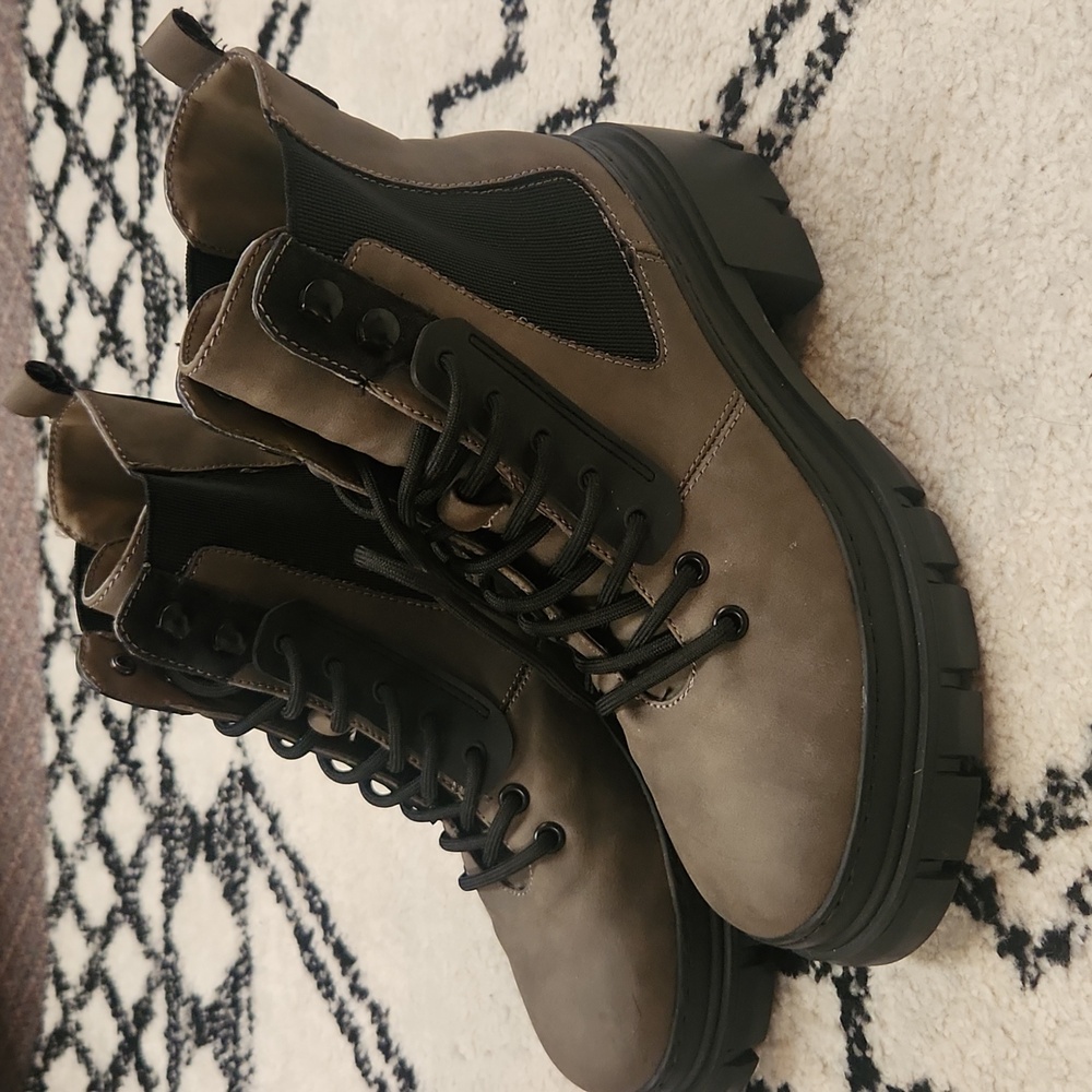 Chic Mia 'Clayton' Ankle Boots With Heel In Mushroom Sz 7.5